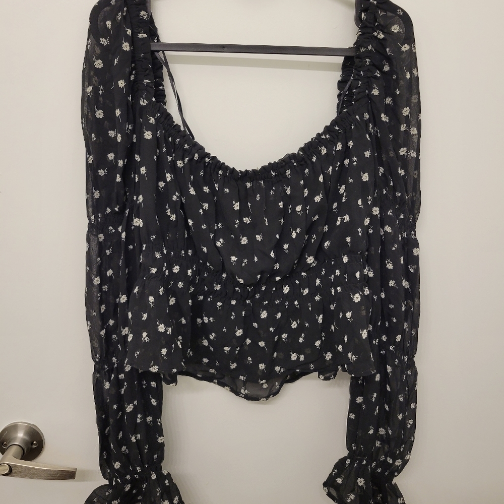 Flowy crop blouse with detailed sleeves